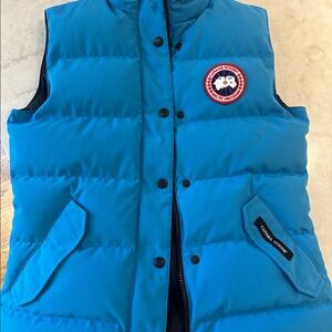 Canadian Goose authentic! Beautiful crisp blue color . Great condition. Size S/P